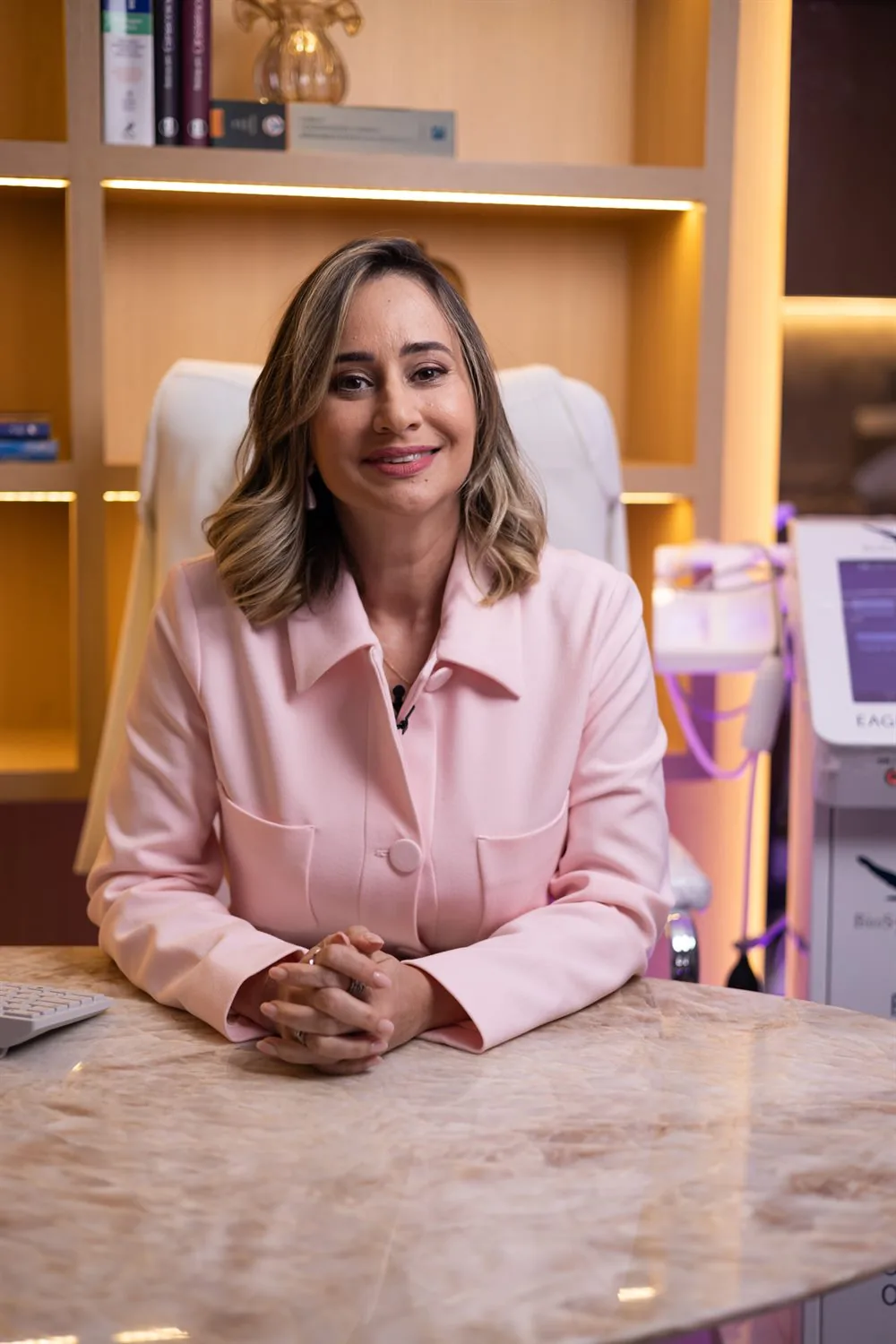 Dra. Thayse Ferro, responsável técnica da Imunofer, sorrindo em seu consultório